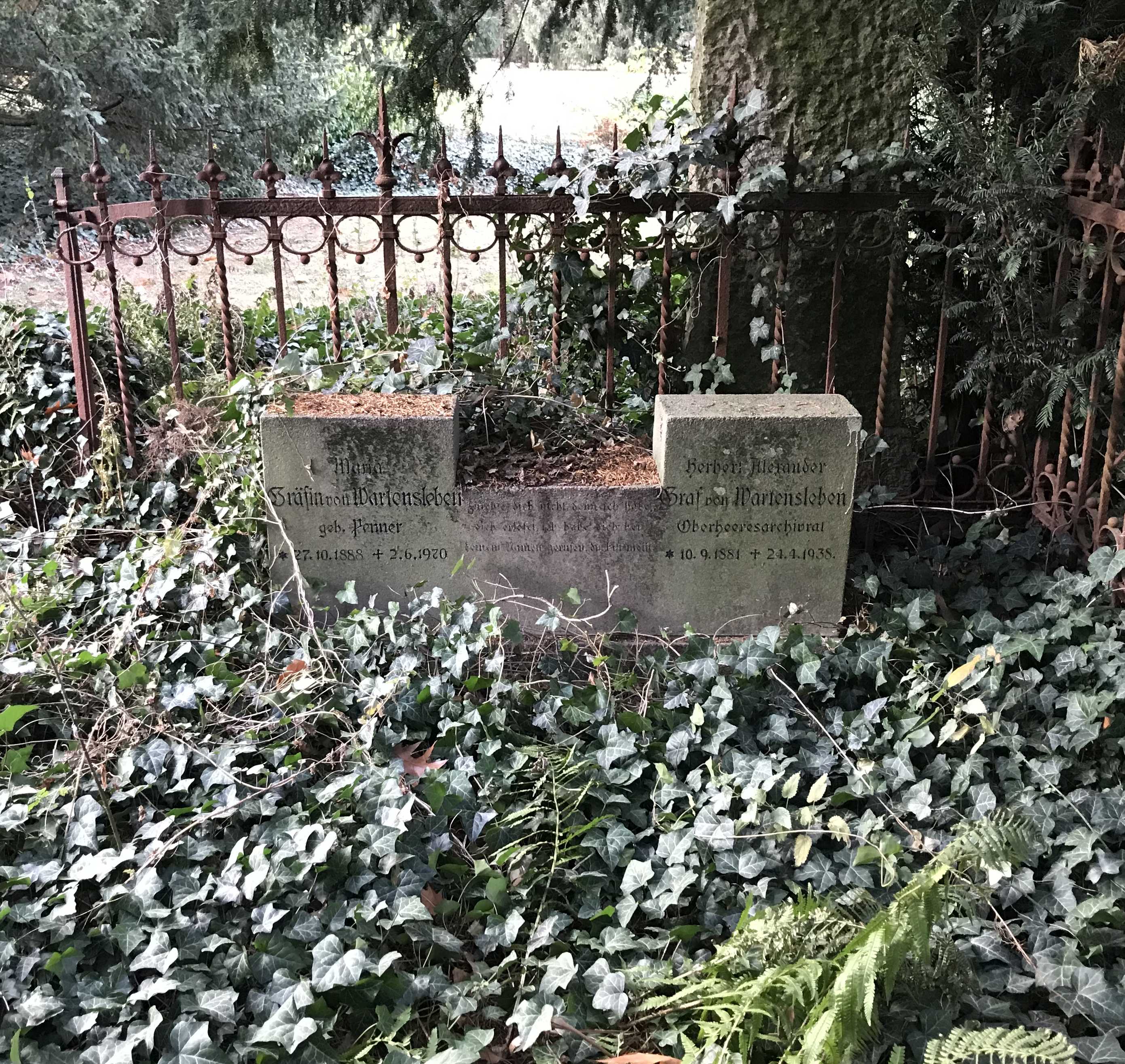 Grabstein Herbert Alexander Graf von Wartensleben, Alter Friedhof Potsdam, Brandenburg