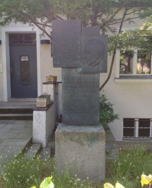 Gedenkstein Otto Hahn an seinem Wohnhaus (1929-1944), Altensteinstraße 48 in Berlin-Lichterfelde