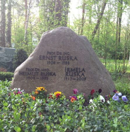 Grabstein Ernst Ruska, Waldfriedhof Zehlendorf, Berlin