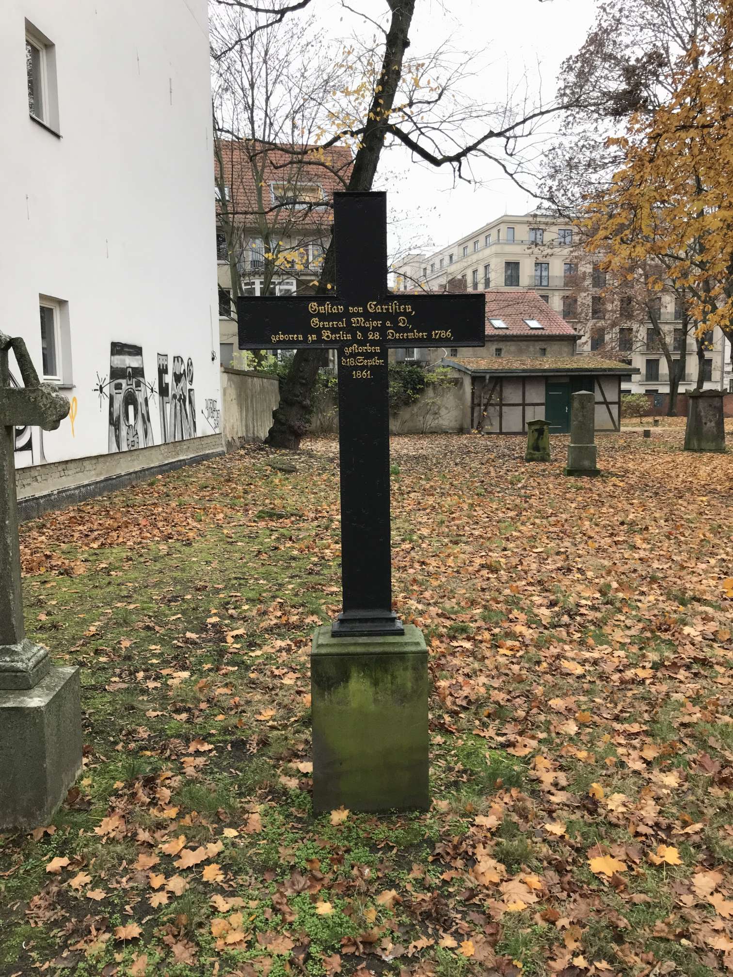 Grabstein Gustav von Carisien, Alter Garnisonfriedhof Berlin