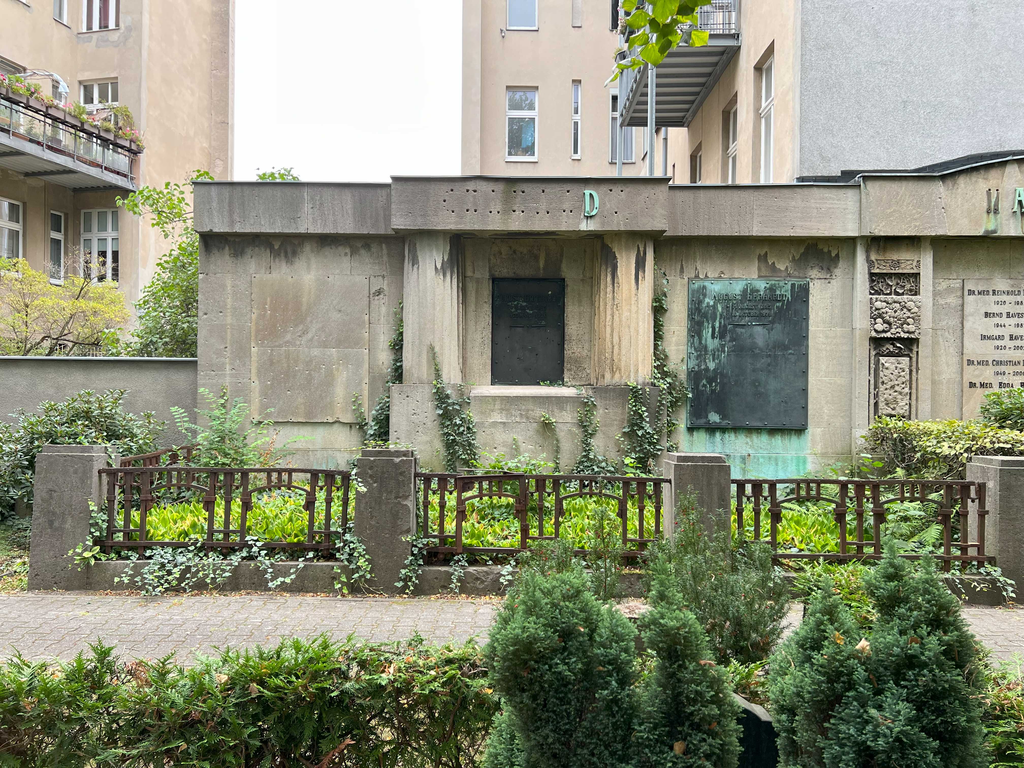 Grabstein August Ehrhardt, Friedhof Wilmersdorf, Berlin